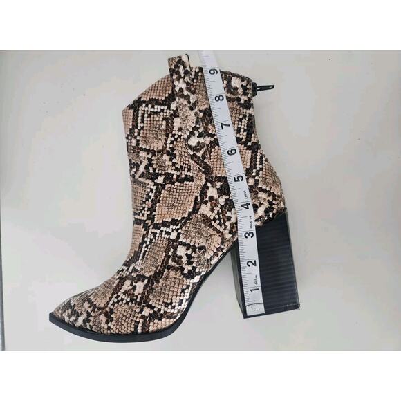 Wild Diva Pointy Toe Chunky Heels Ankle Boots Snake skin Size 8.5 Pre-owned - Picture 6 of 8